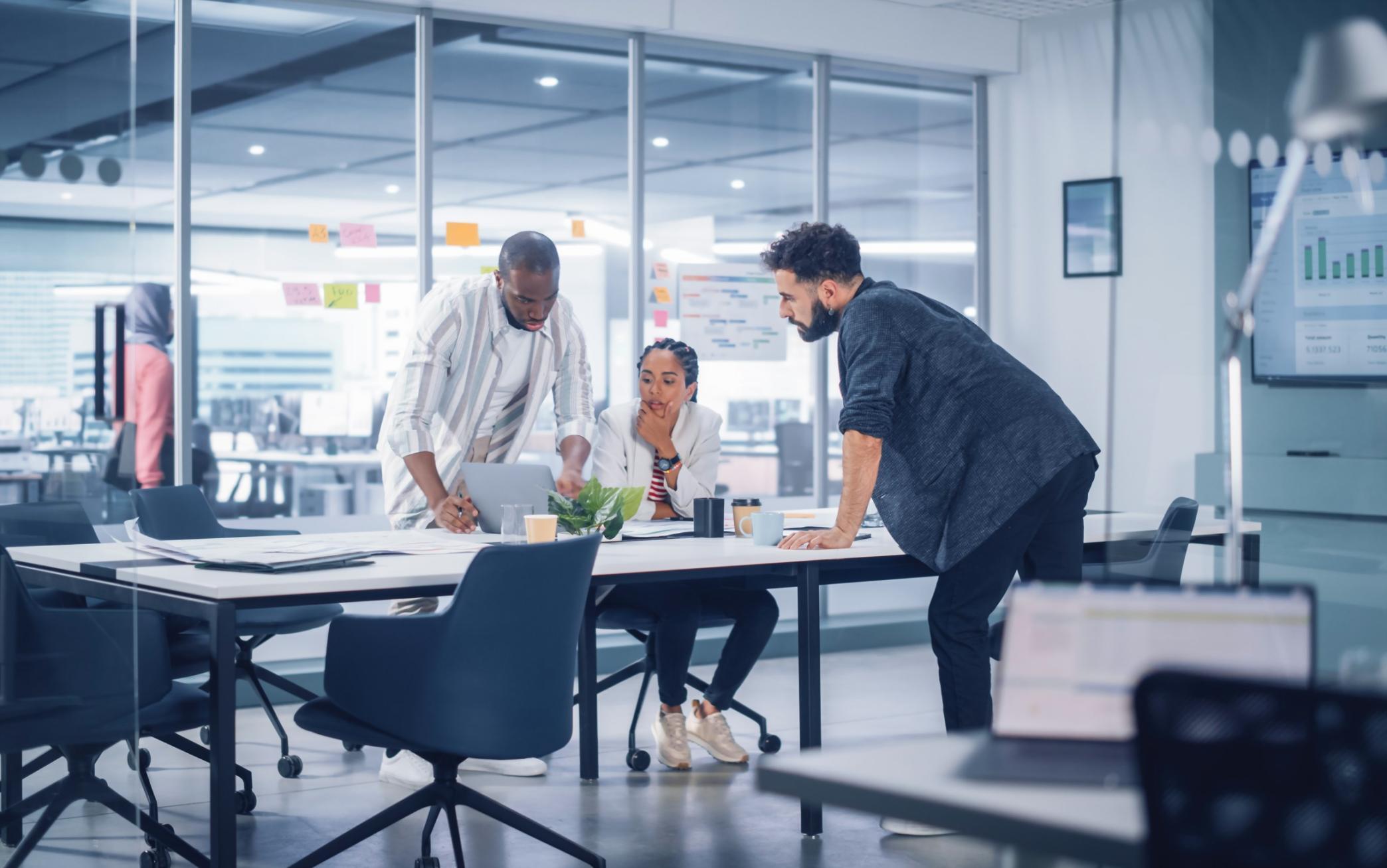 Session de planification budgétaire avec graphiques et projections financières claires